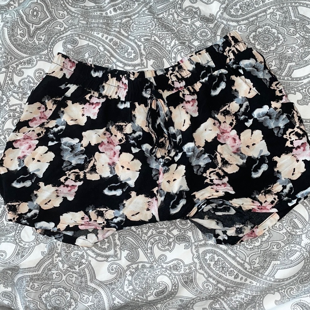 They’re super stretchy, the tie helps adjust to your waist even if tag says S.